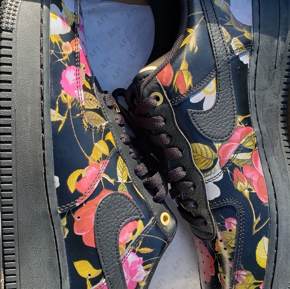 WMNS (W) Air Force 1 Low - Picture 7 of 9